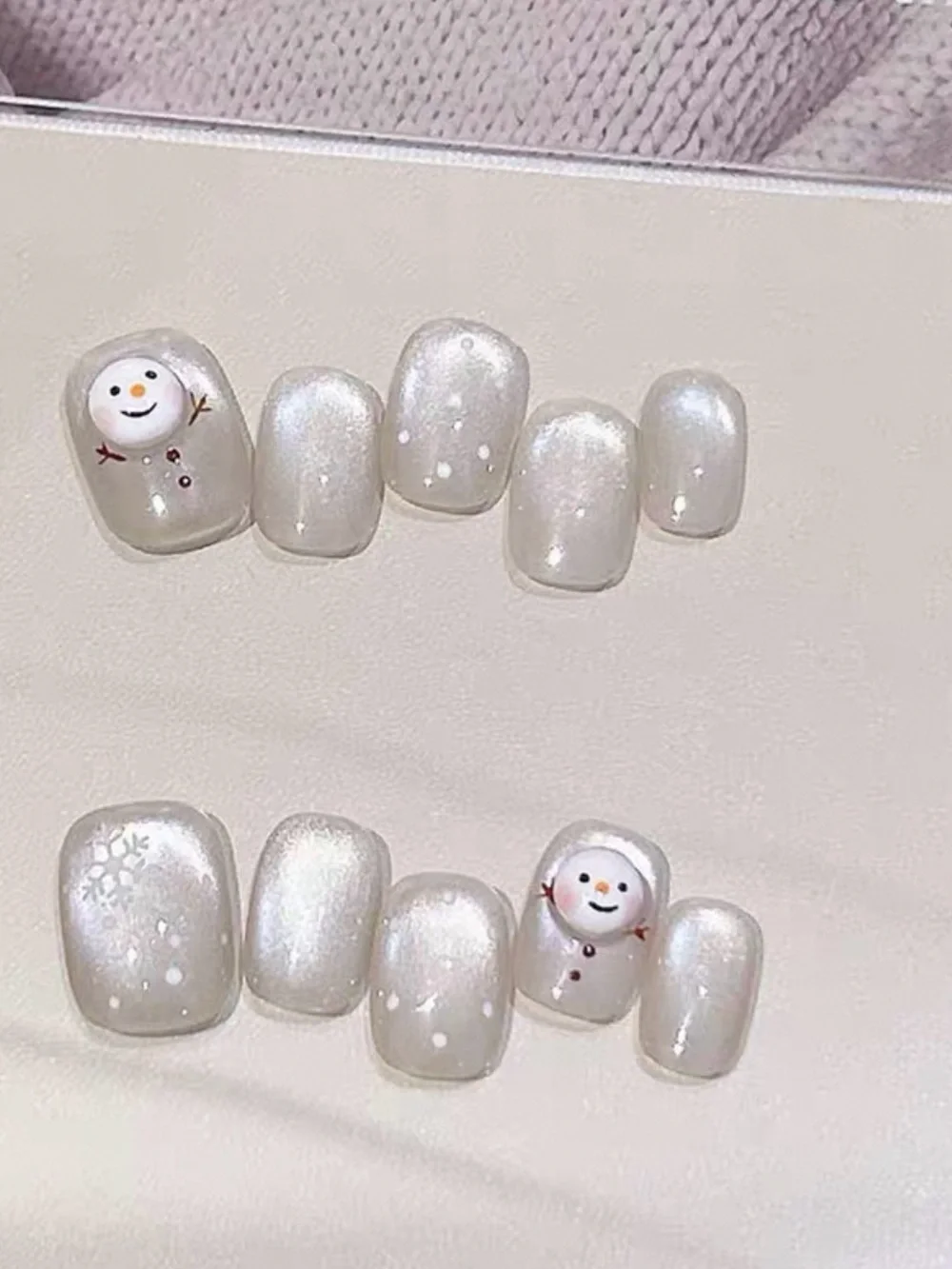 Mois Studio Pearlescent White Snowman & Snowflake Press-On Nails size S